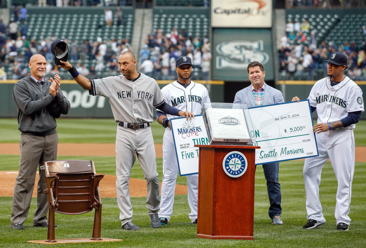 0610-derek-jeter-mariners-gifts.jpg