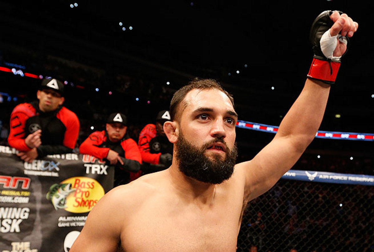 Johny Hendricks won the vacant welterweight championship, unanimously outpointing Robbie Lawler.