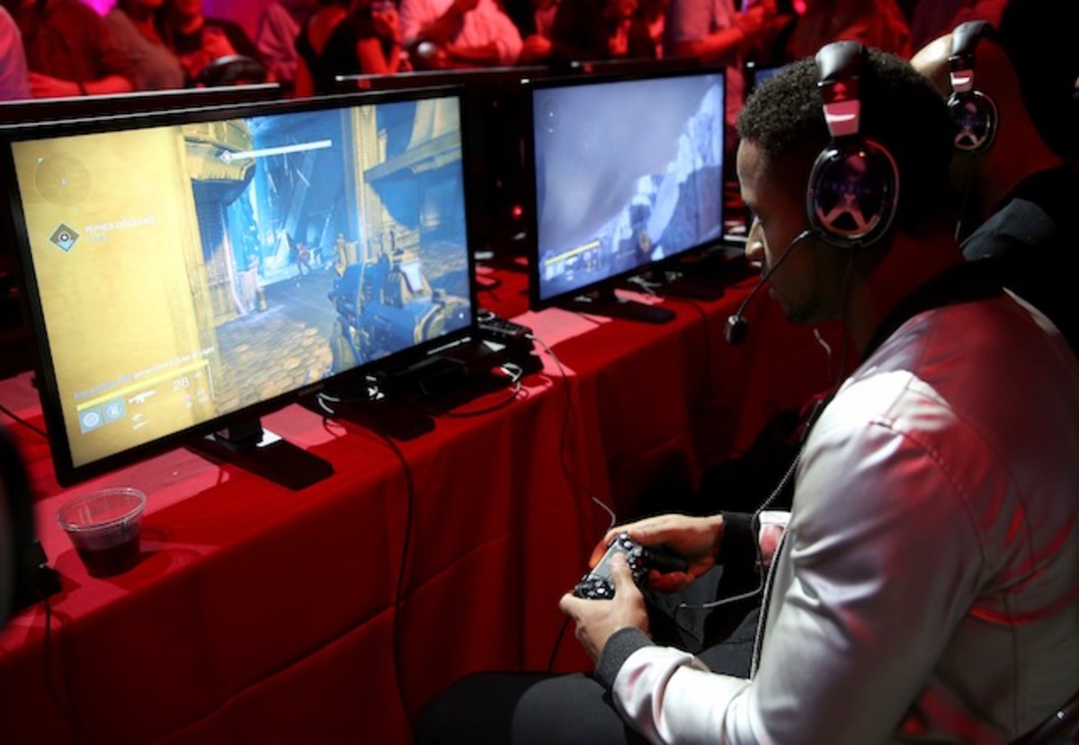 Earl Thomas plays Destiny at the game's launch in Seattle, Washington, on September 8, 2014.