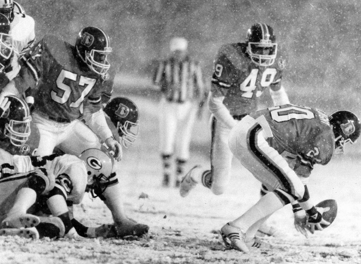 1984-Broncos-Packers-Louie-Wright-snow.jpg