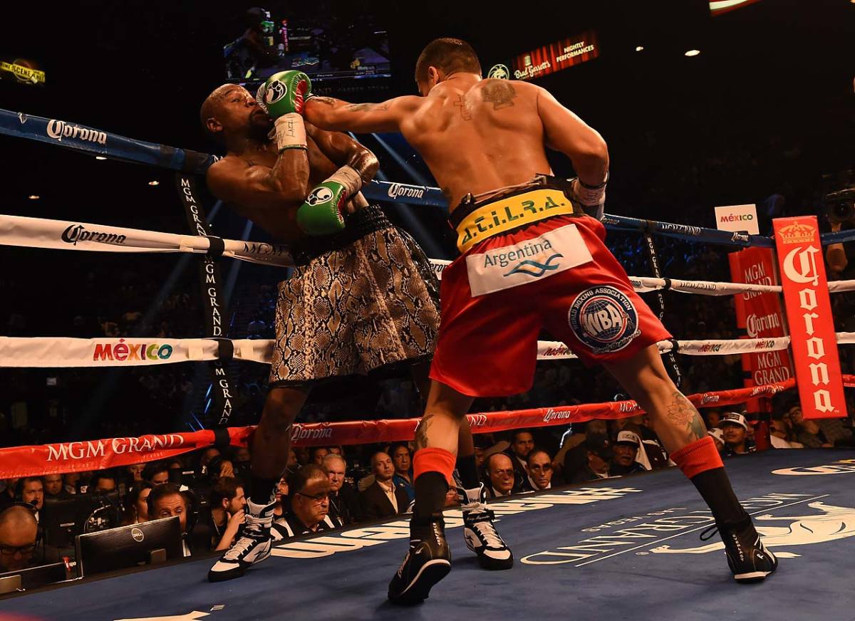 Mayweather-defeats-Maidana-4.jpg