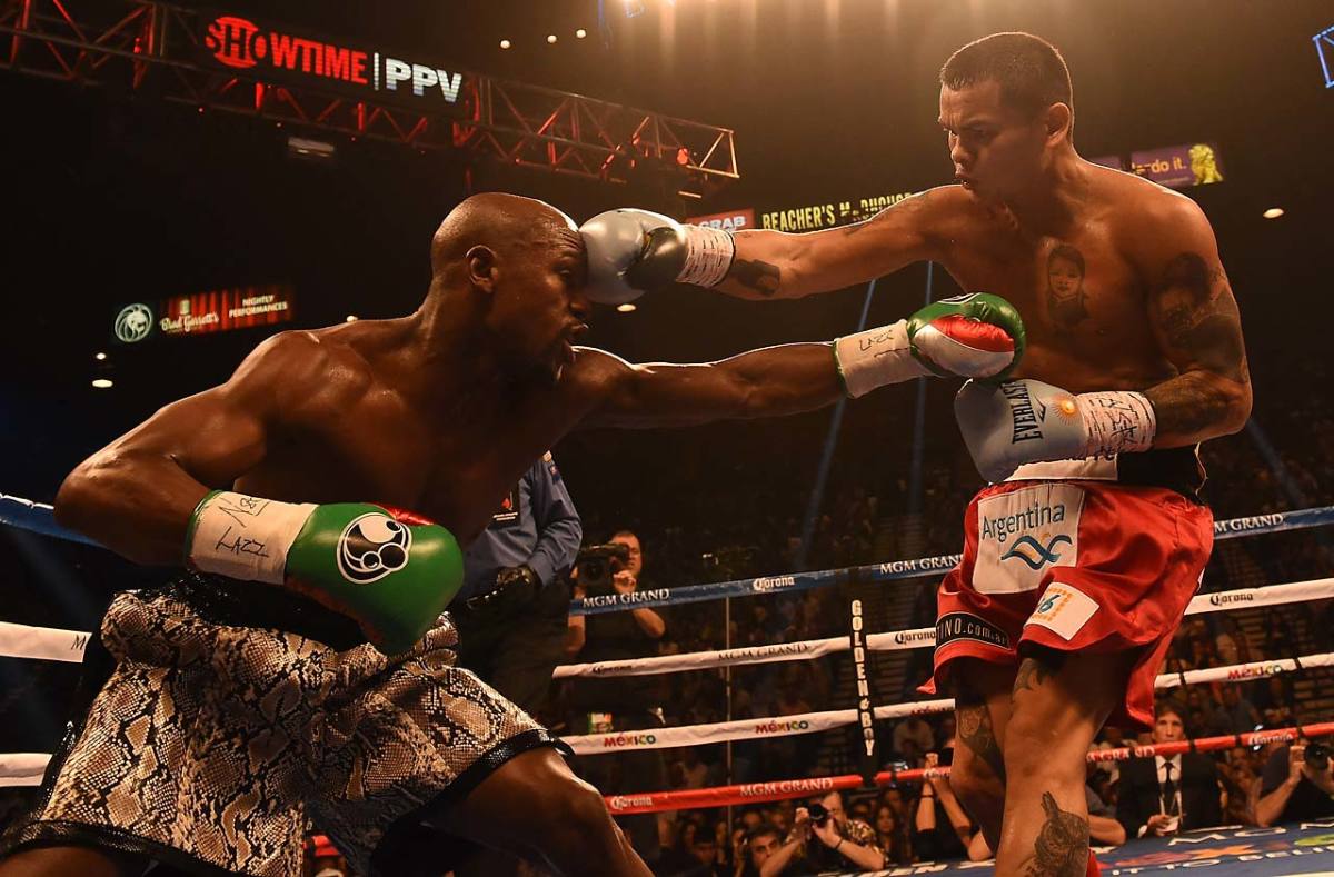 Mayweather-defeats-Maidana-7.jpg
