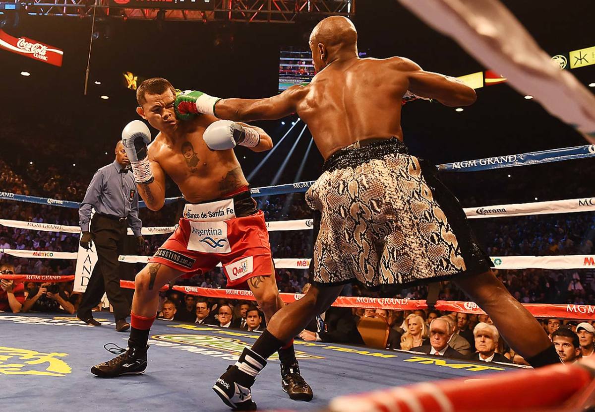 Mayweather-defeats-Maidana-1.jpg