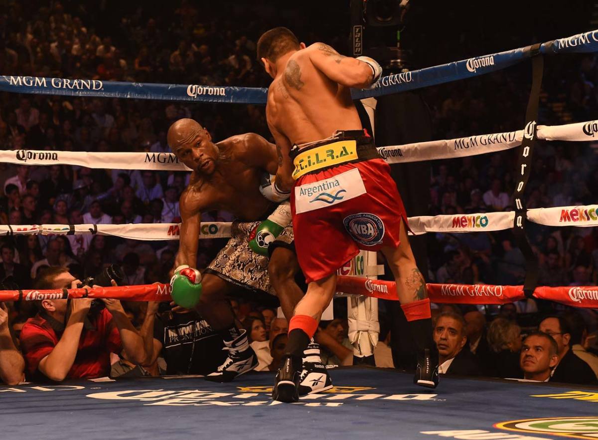 Mayweather-defeats-Maidana-8.jpg