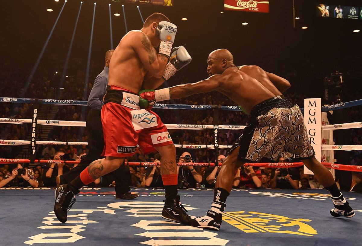 Mayweather-defeats-Maidana-2.jpg
