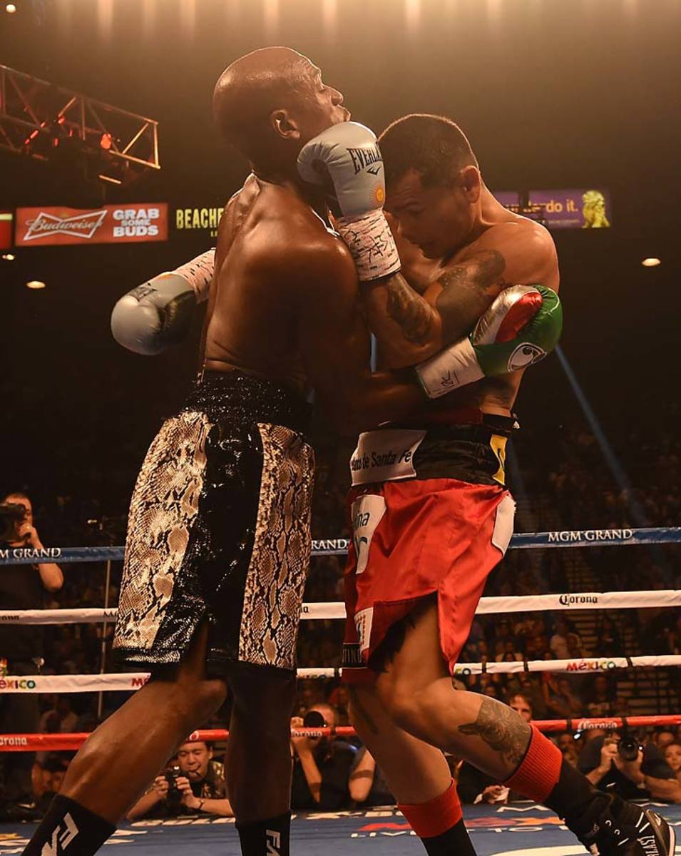 Mayweather-defeats-Maidana-9.jpg