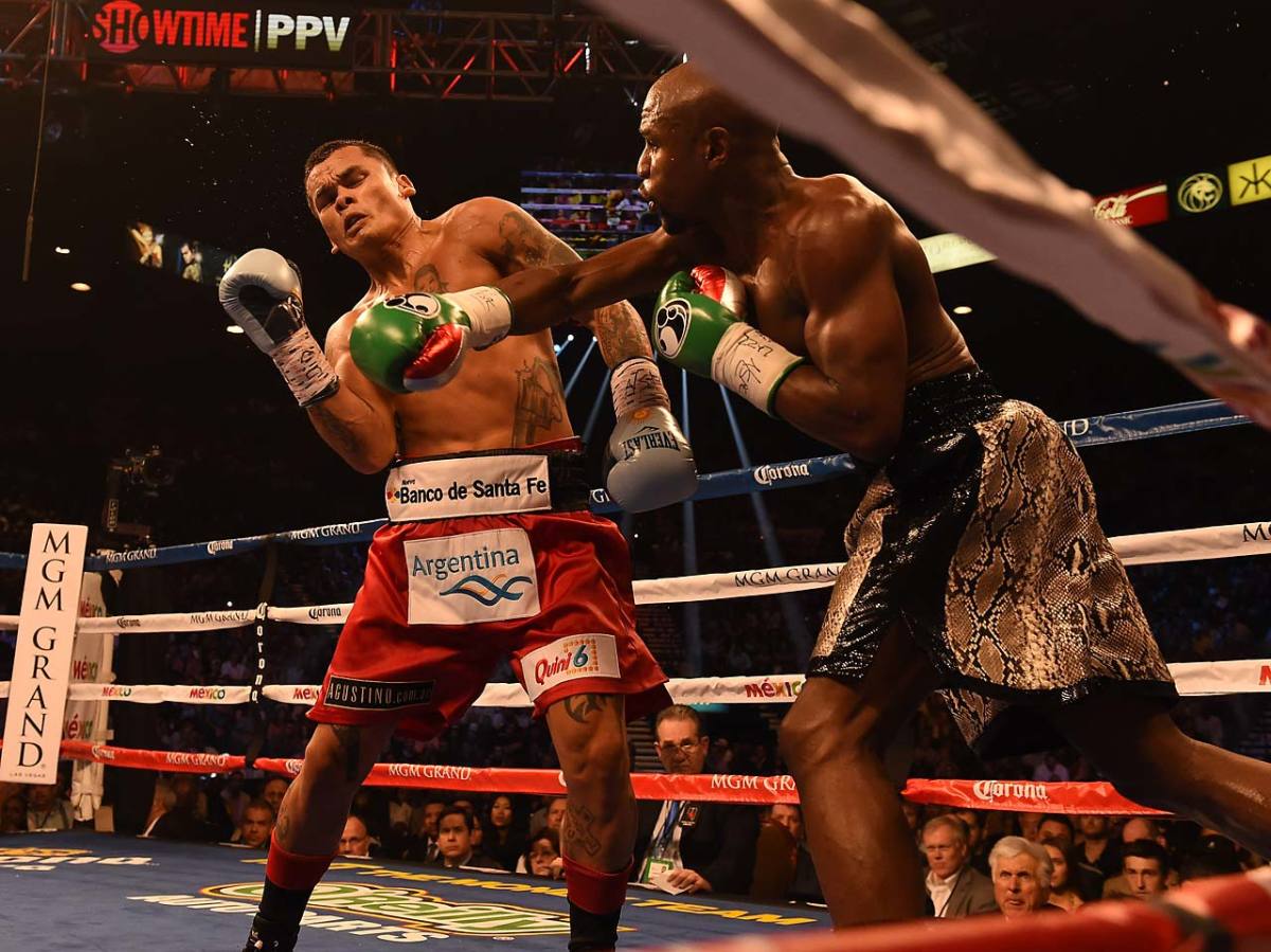 Mayweather-defeats-Maidana-6.jpg