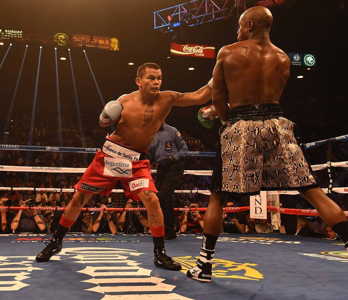 Mayweather-defeats-Maidana-5.jpg