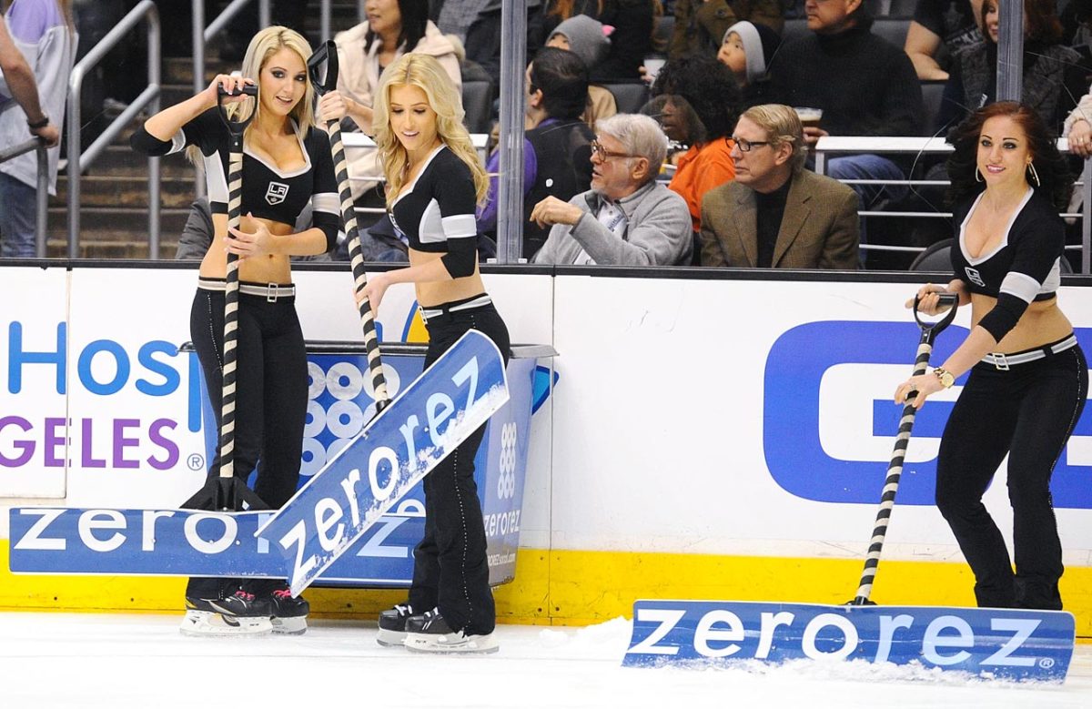 los-angeles-kings-ice-crew-girls-0071403013500_Hurricanes_at_Kings.jpg