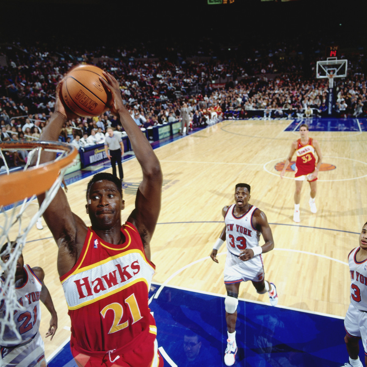 Dominique Wilkins #21 of the Atlanta Hawks goes for a dunk against the New York Knicks during the NBA game on January 1, 1991 at Madison Square Garden in New York, New York. 