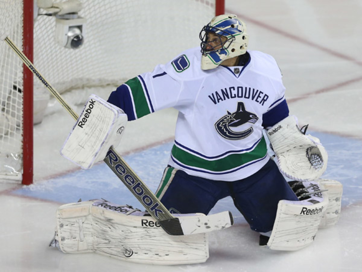 Roberto Luongo is Vancouver's starter once more. (Tom Szczerbowski/Getty Images)