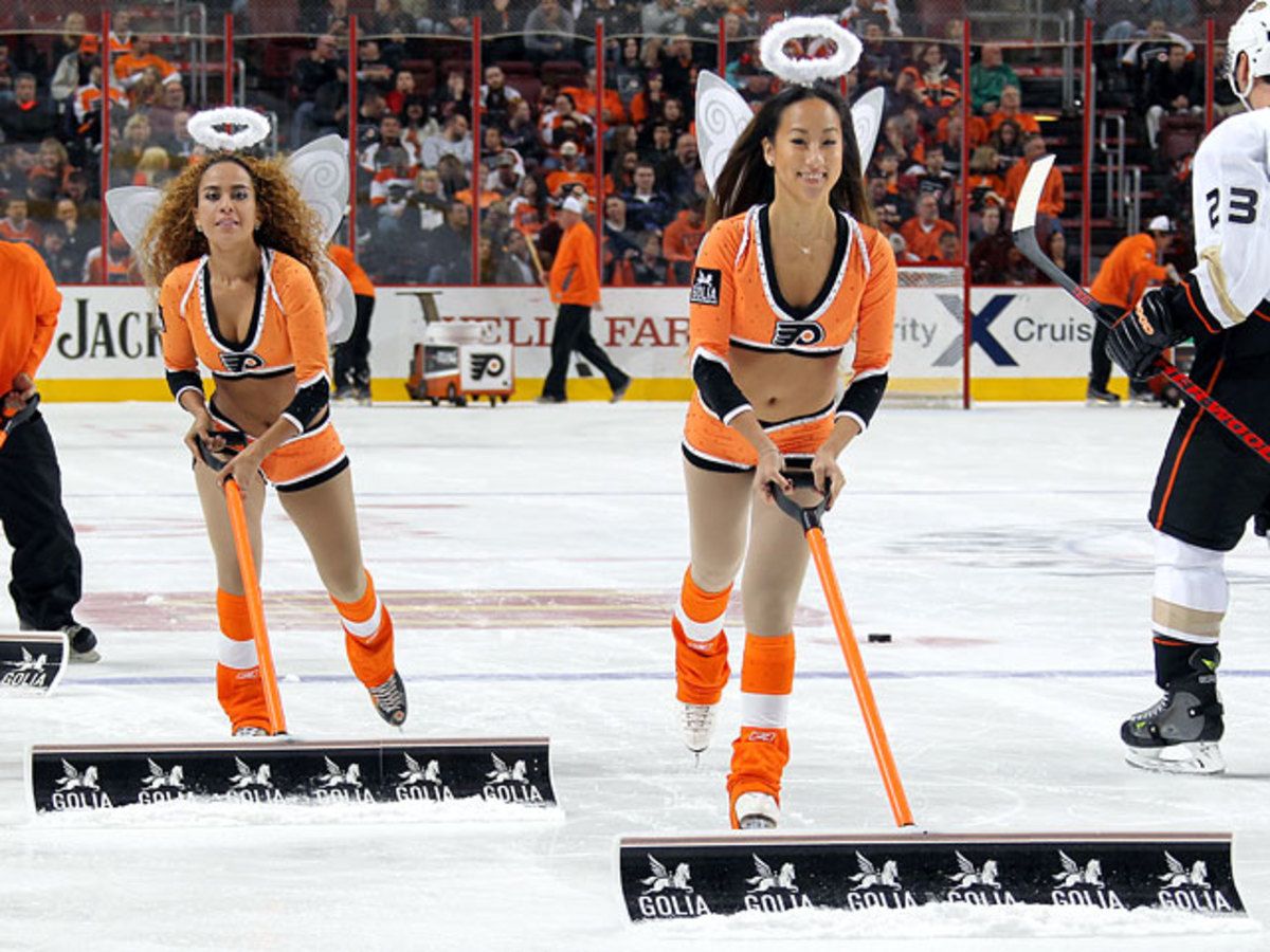 140221204908-philadelphia-flyers-ice-girls-186916785-10-single-image-cut.jpg