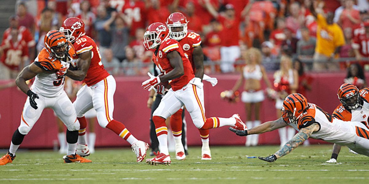 Thomas eluding the grasp of a tackler on his 80-yard punt return TD. (Jeff Moffett/Icon Sportswrire)