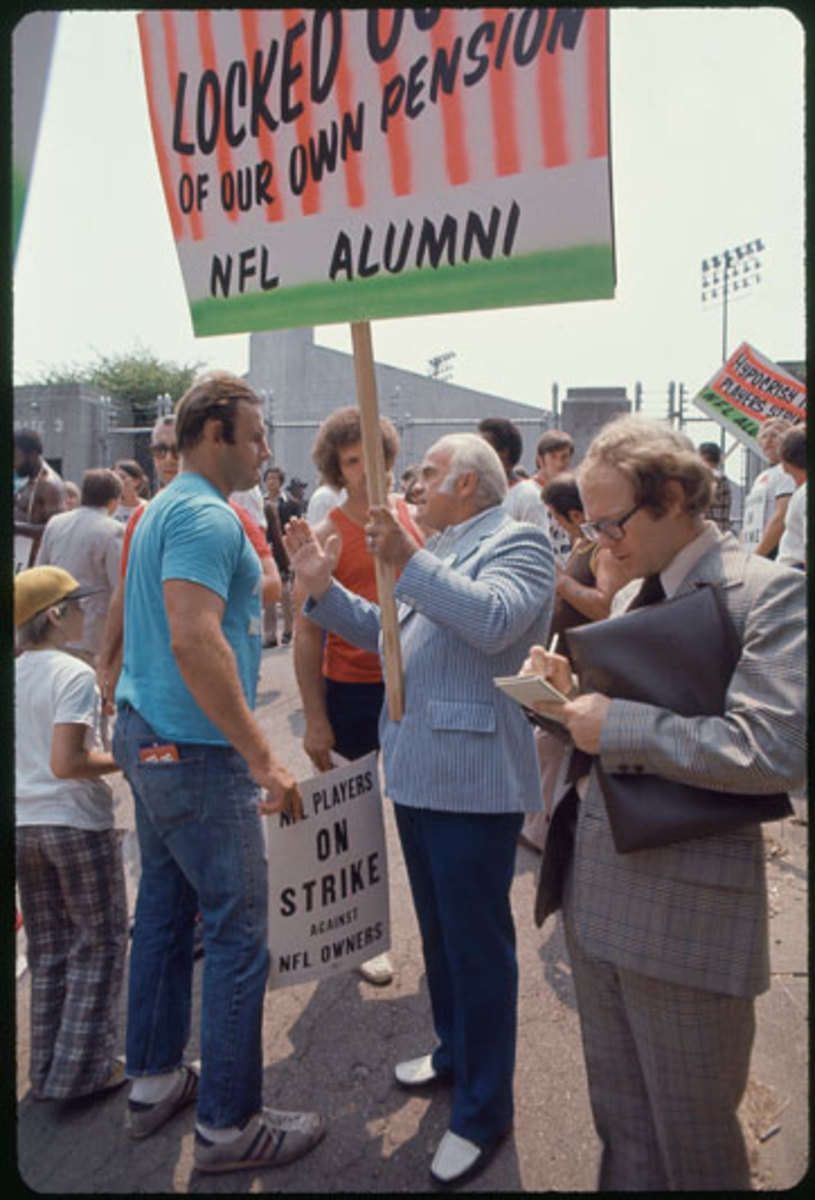 players-strike-1974-players-vs-alumni-ji.jpg