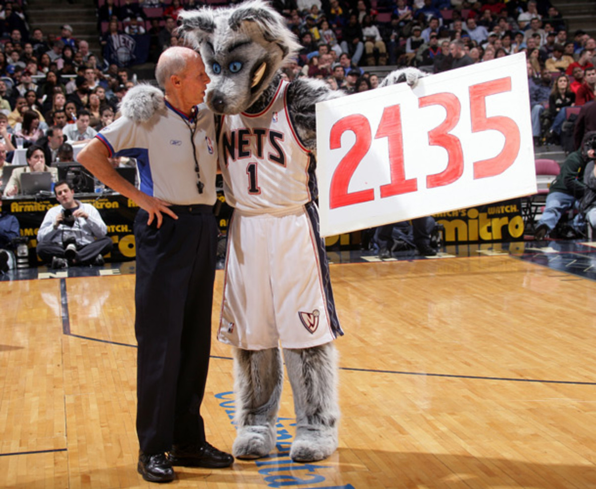 Dick Bavetta, N.B.A. Referee for 39 Years, Is Retiring - The New York Times