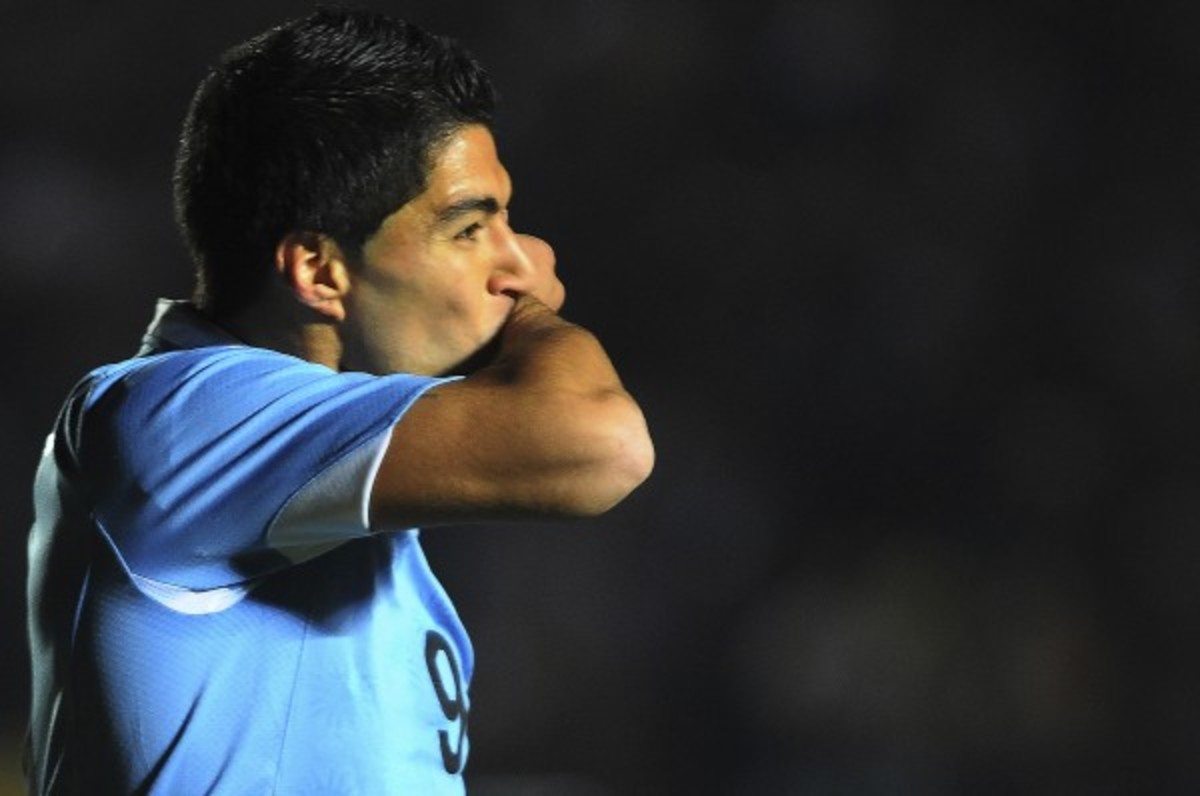 Luis Suarez is practicing twice a day with the national team despite having knee surgery 10 days ago. (Jam Media/Getty Images)