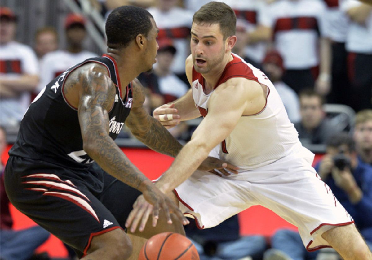 Cincinnati's Sean Kilpatrick (left) led all scorers with 28 points in a win over Louisville. (Timothy D. Easley/AP)