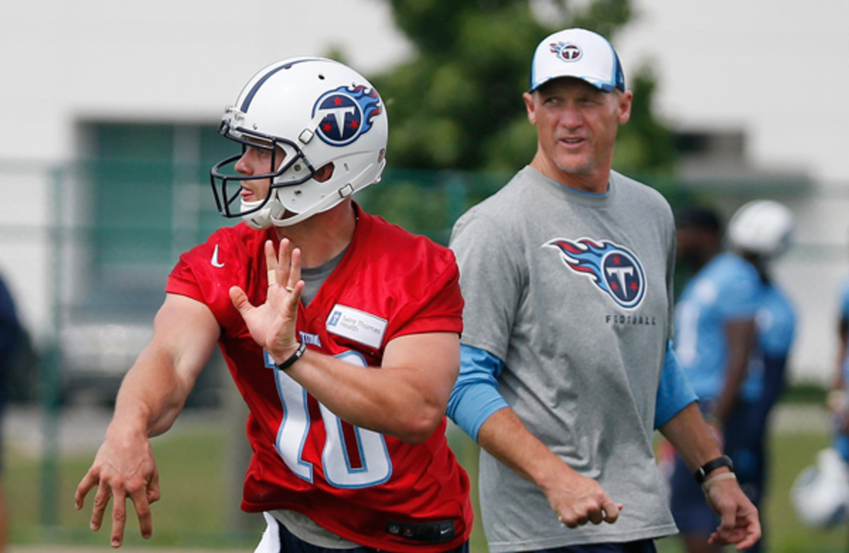 New Titans head coach Ken Whisenhunt (r.) will depend on Jake Locker for early success. (Mark Humphrey/AP)