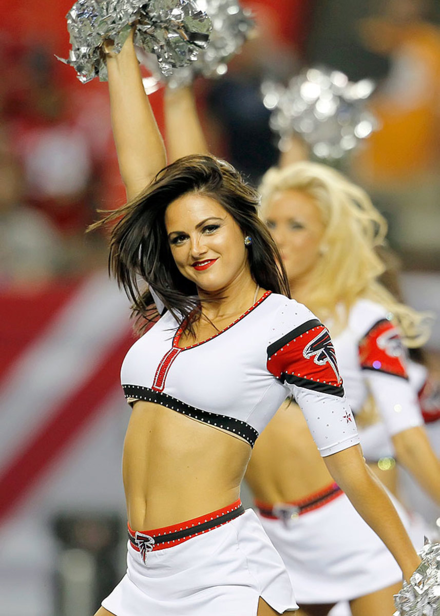 Atlanta-Falcons-cheerleaders-488140918_0855_Buccaneers_at_Falcons.jpg
