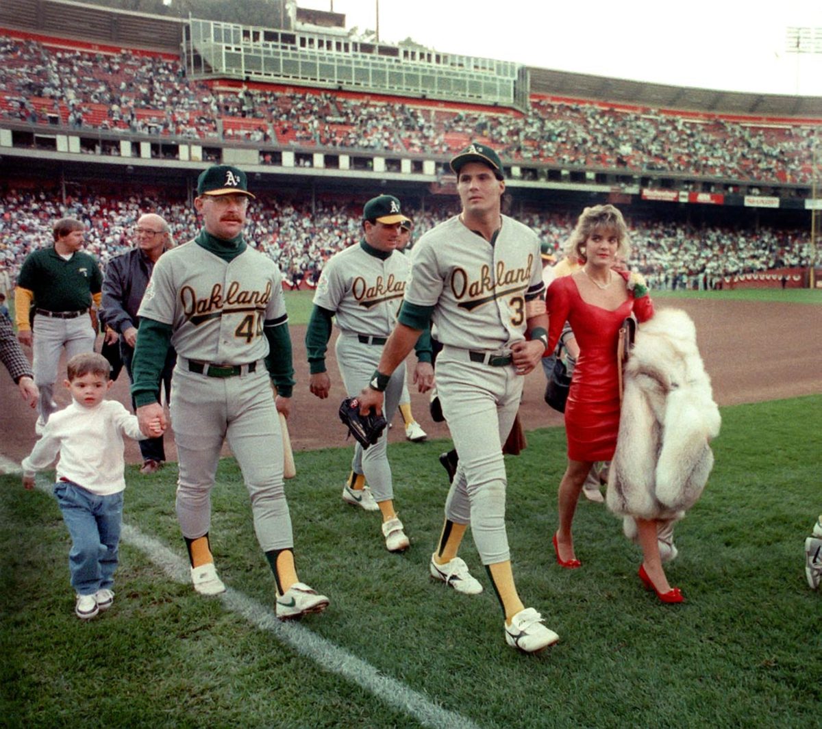 1989-1017-Jose-Canseco-wife-Ester-Ken-Phelps-son-Nathan.jpg
