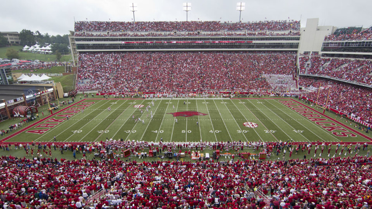 Alabama Crimson Tide vs Arkansas Razorbacks Hogs will honor 1964