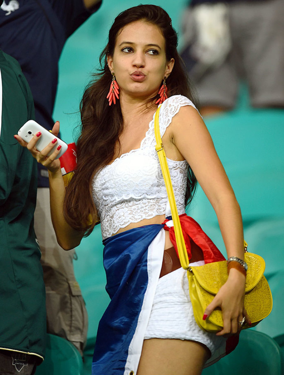 france-female-fan.jpg