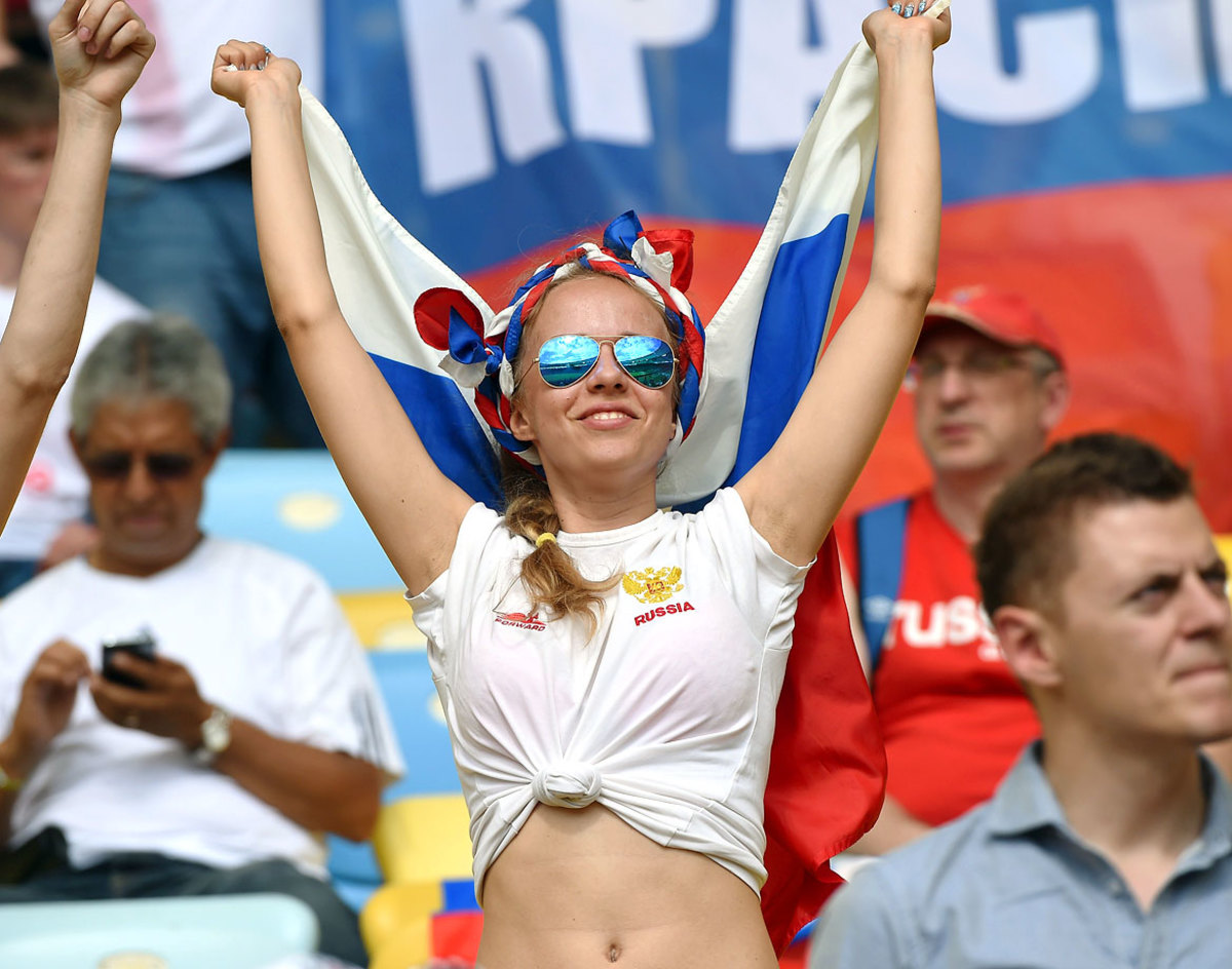 russia-female-fan(3).jpg