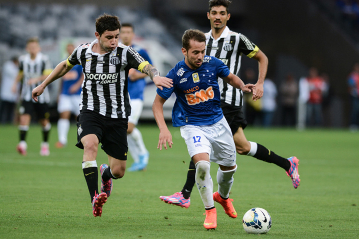 Everton Ribeiro's (17) form for Cruzeiro was rewarded with a call-up by Dunga to the Brazil national team.