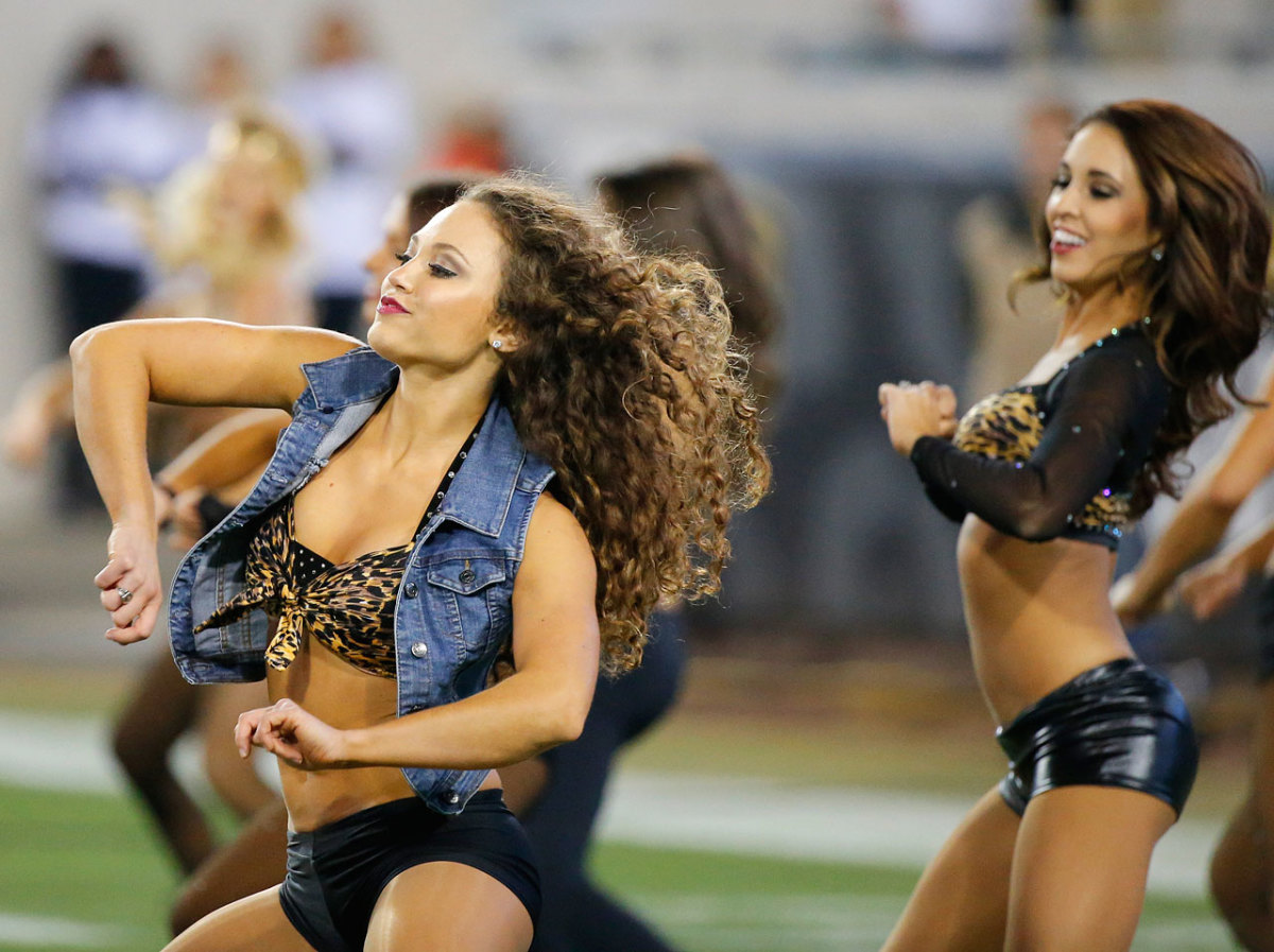 Jacksonville-Jaguars-The-Roar-cheerleaders-AP221149529984_14.jpg