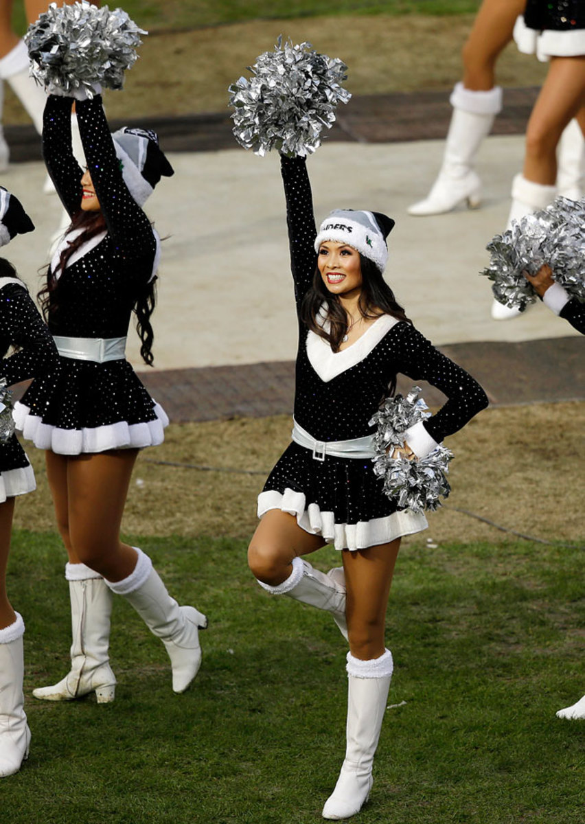 Oakland-Raiders-Raiderettes-cheerleaders-AP906884891322_5.jpg