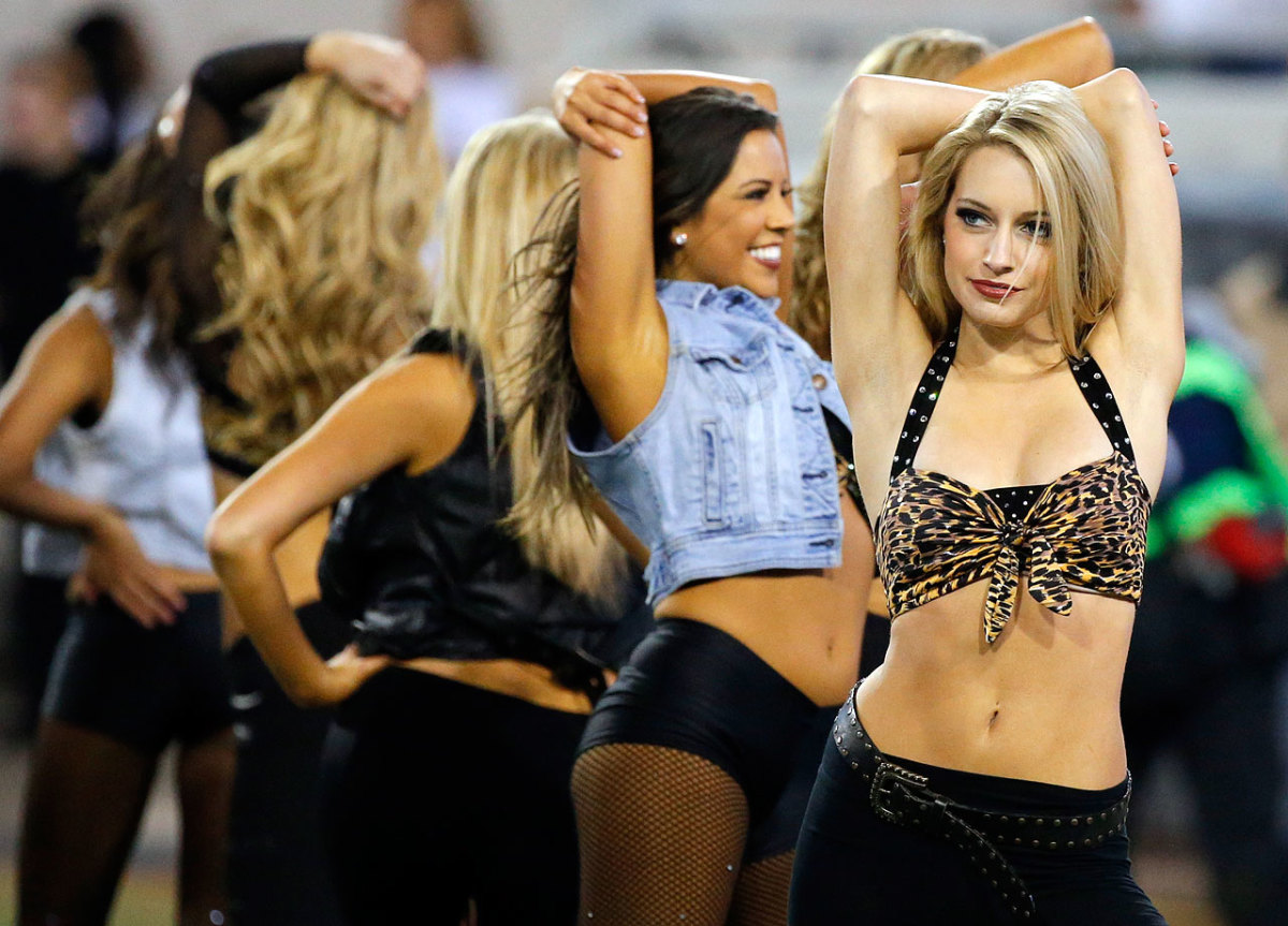 Jacksonville-Jaguars-The-Roar-cheerleaders-AP755471926258_15.jpg