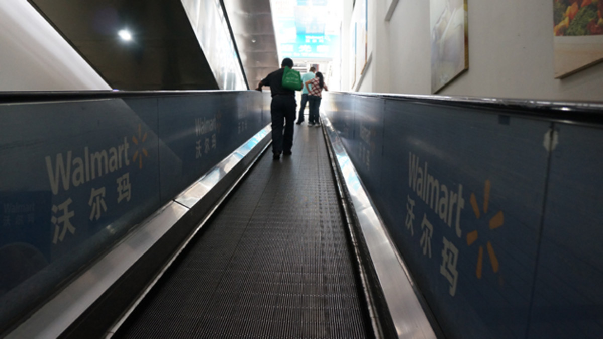The people mover that leads to the Wuhan Wal-Mart. 