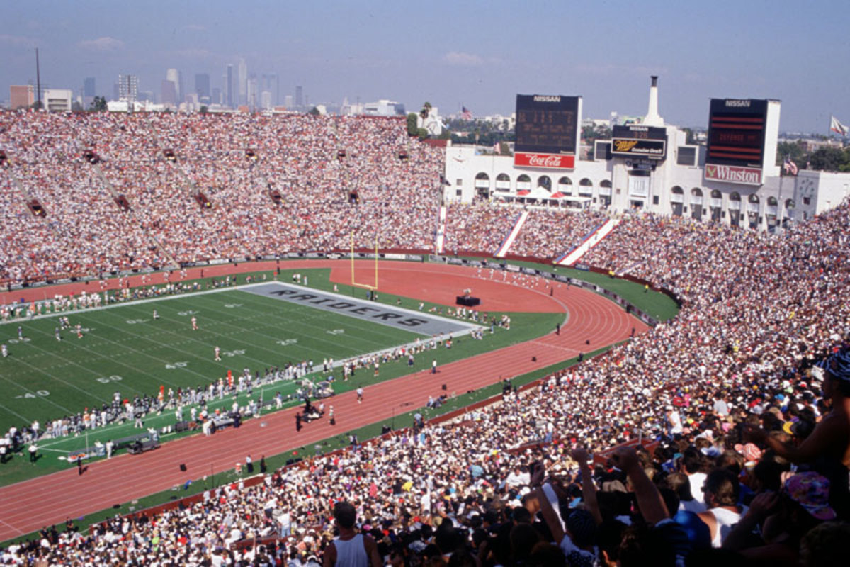 The Raiders packed ’em in for some games at the cavernous Coliseum, like this one with the 49ers in 1991, but even with crowds of 60,000 the venue could seem empty. (Marcus Boesch/Allsport)