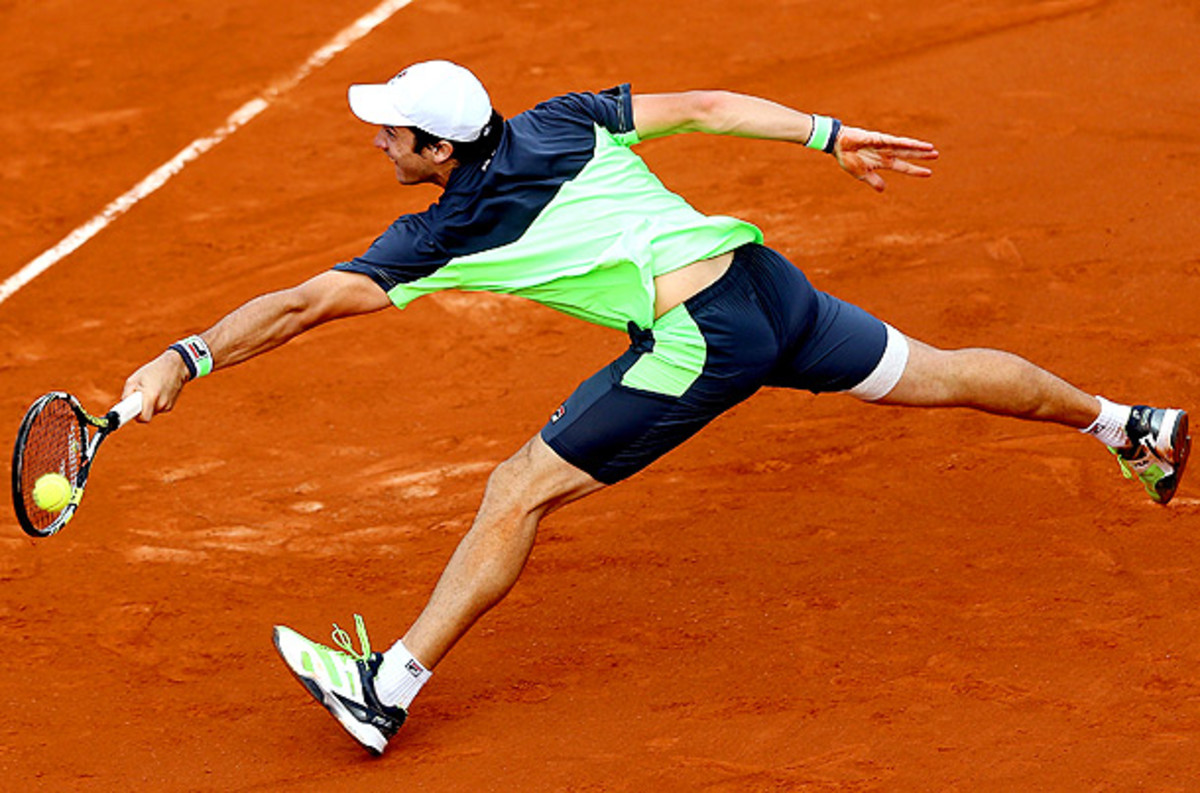 Facundo Bagnis hits a no-look, one-handed backhand during his marathon match against Julien Benneteau. (Matthew Stockman/Getty Images)