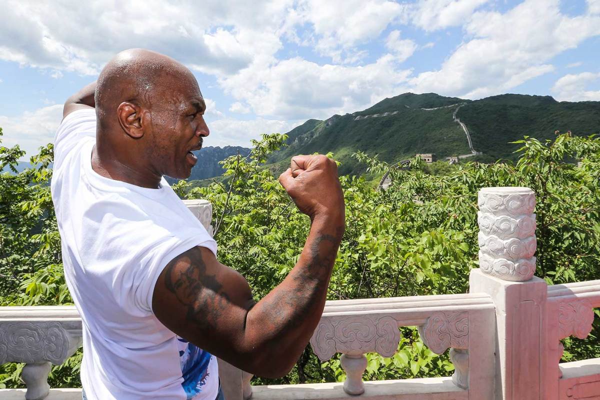 2016-0524-Mike-Tyson-Great-Wall-of-China.jpg