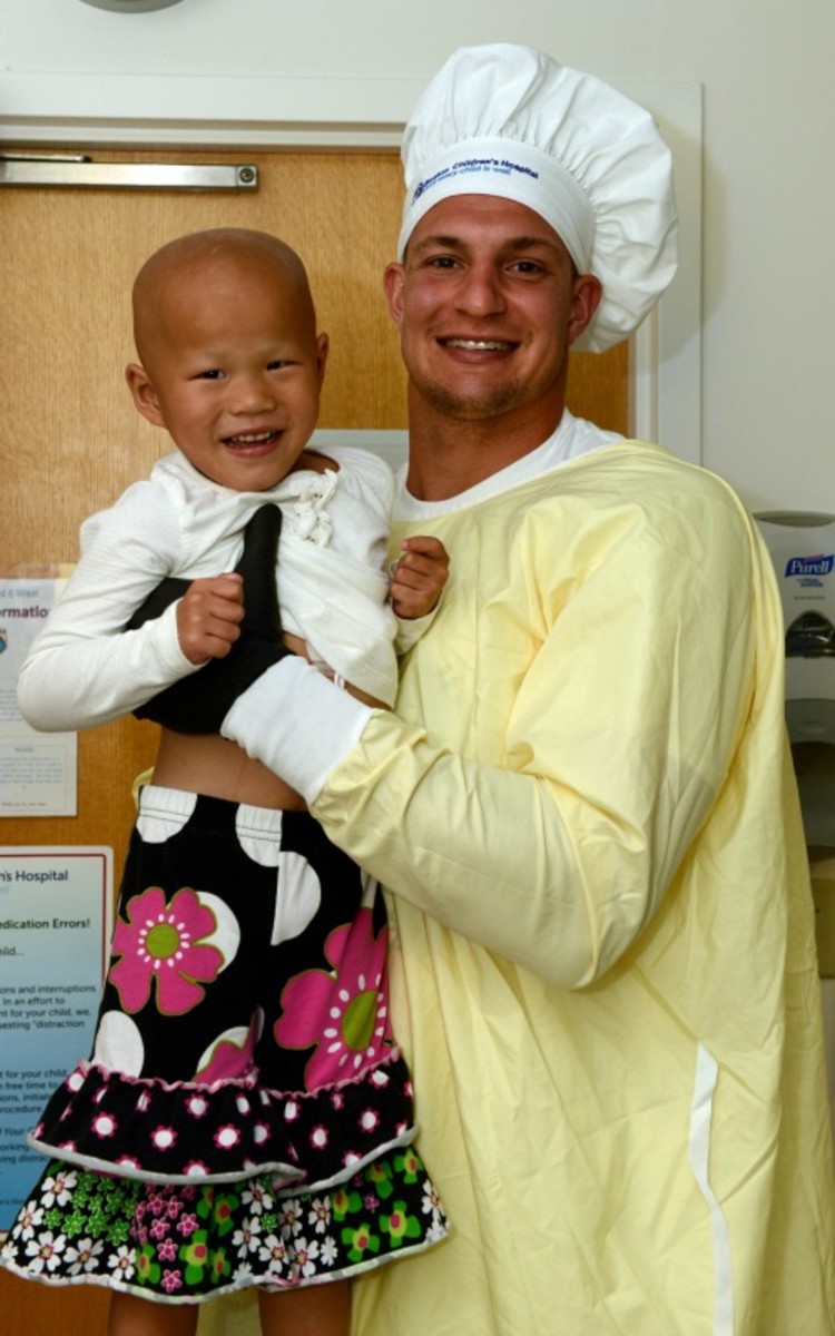 Rob-Gronkowski-Childrens-hospital-new-england-patriots-1.jpg.jpg