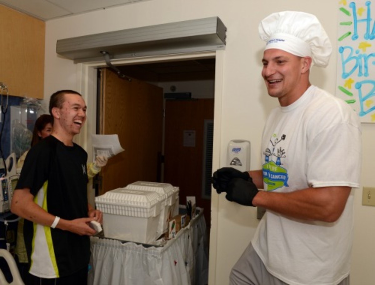 Rob-Gronkowski-Childrens-hospital-new-england-patriots-3.jpg.jpg