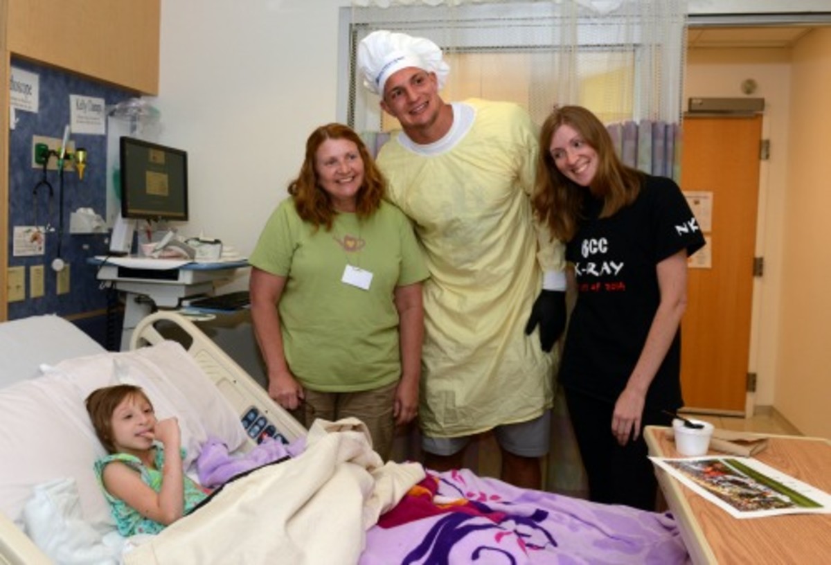 Rob-Gronkowski-Childrens-hospital-new-england-patriots-6.jpg.jpg
