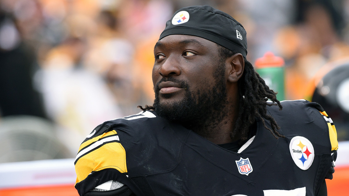 Report: Pittsburgh Steelers RB LeGarrette Blount leaves field before