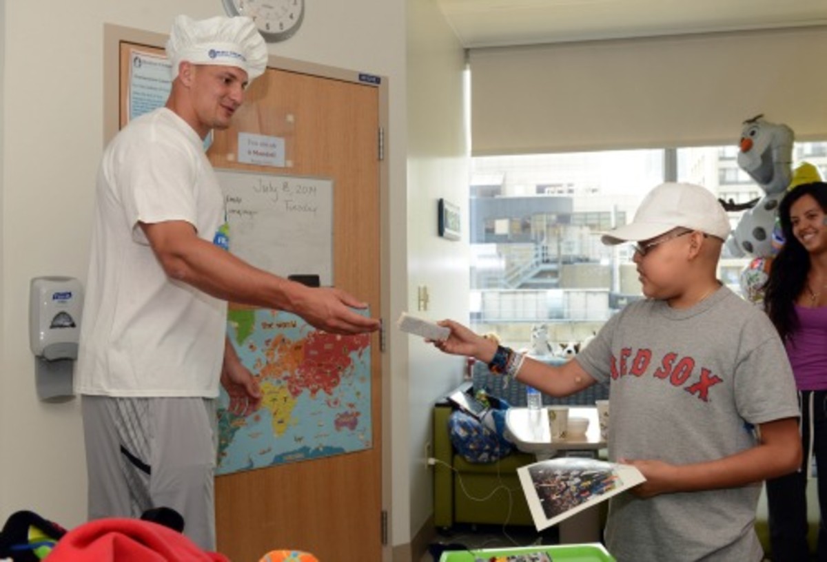 Rob-Gronkowski-Childrens-hospital-new-england-patriots-8.jpg.jpg