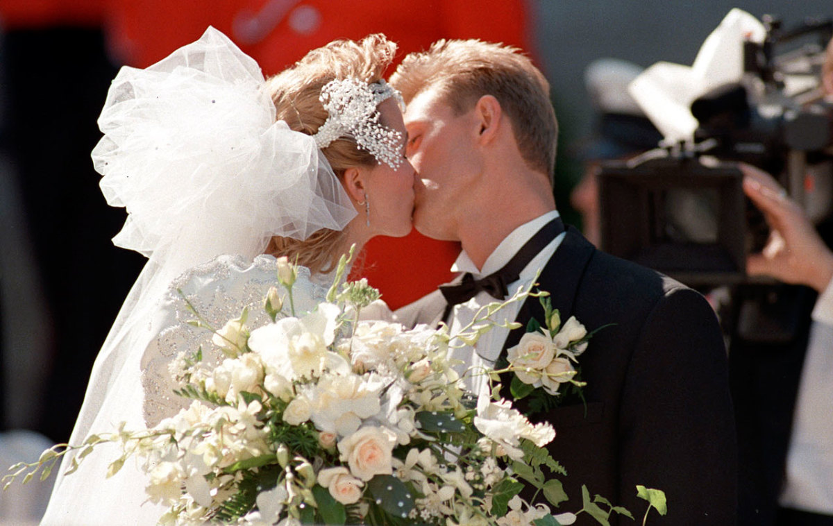 1988-Wayne-Gretzky-Janet-Jones-wedding.jpg