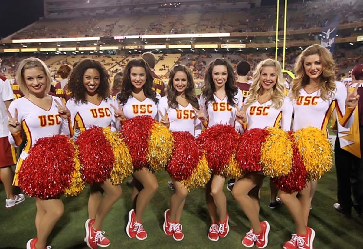 140515124004-02-perry-usc-game-action-a08x0807-single-image-cut.jpg