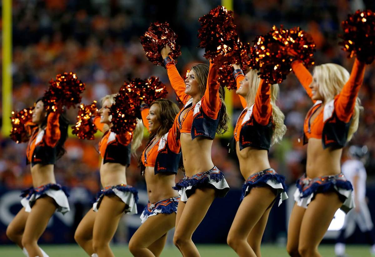 Denver-Broncos-cheerleaders-AP165136610698_3.jpg