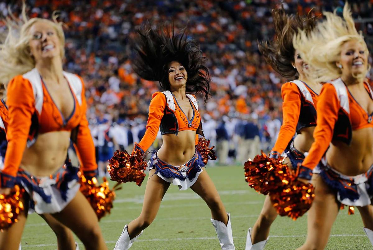 Denver-Broncos-cheerleaders-AP558001871245_12.jpg