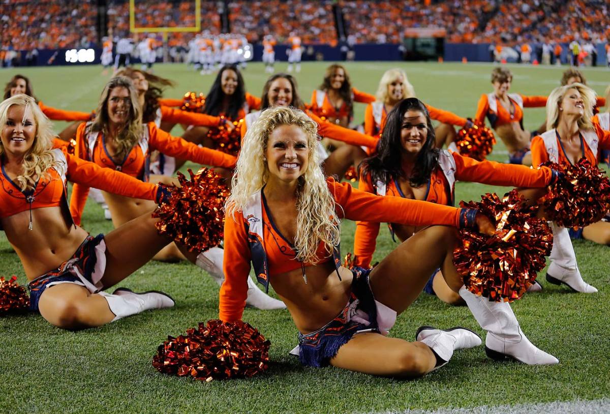 Denver-Broncos-cheerleaders-AP213971027751_13.jpg