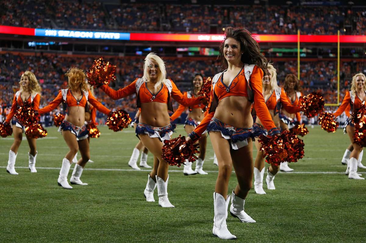 Denver-Broncos-cheerleaders-AP430866543570_12.jpg