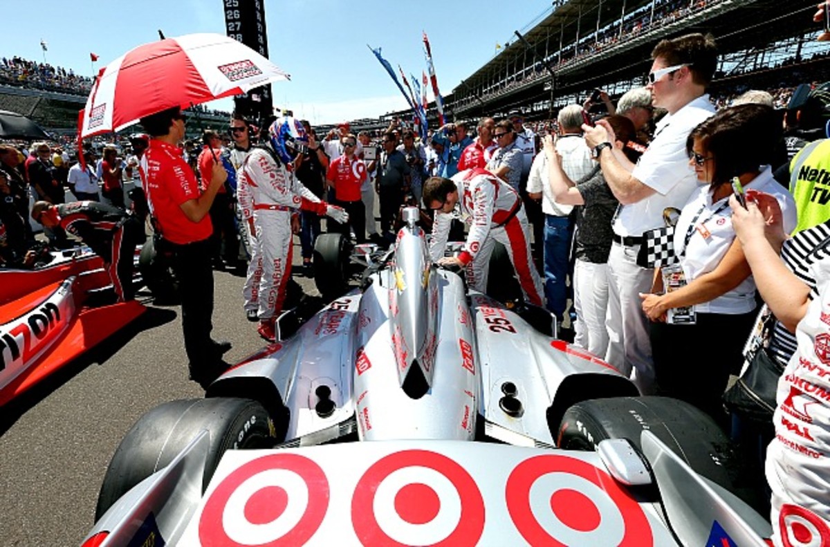 Scott Dixon gets ready to go on a gorgeous, sunny and very warm day in Indy.