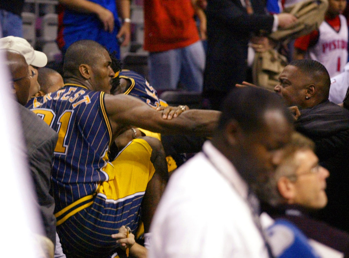 Ron-Artest-fighting-fans.jpg
