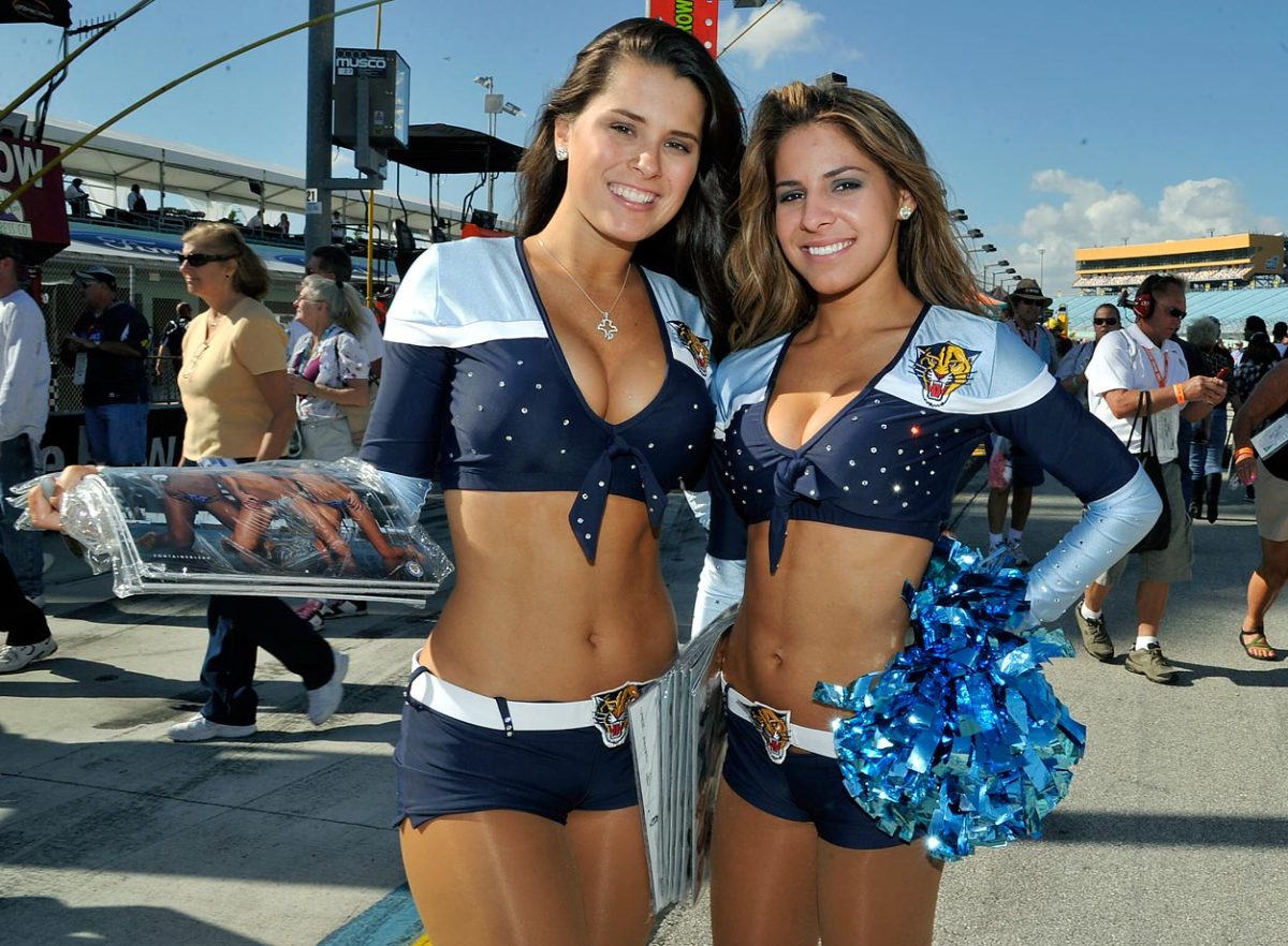 florida-panthers-lady-panthers-cheerleaders-48411202010632_Ford_400_Spr.jpg