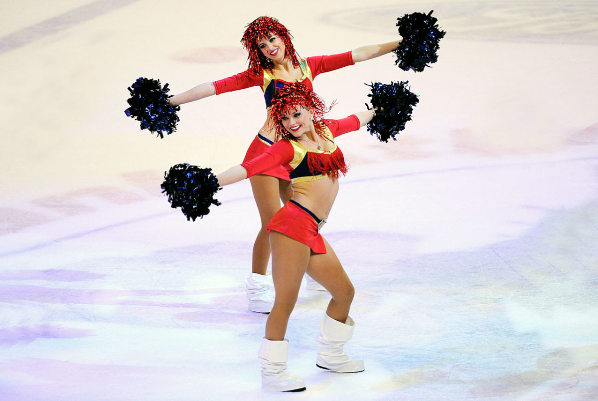florida-panthers-lady-panthers-cheerleaders-136563052.jpg